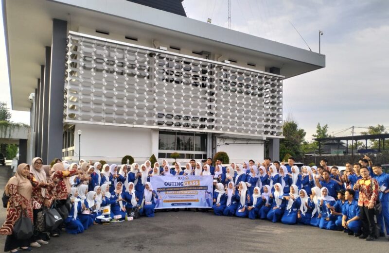 Para peserta outing class berfoto bersama di Bank Indonesia (BI) Provinsi Bengkulu