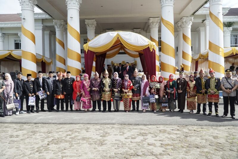 Bupati dan Wabup berfoto bersama dengan FKPD dan para tokoh Kepahiang.