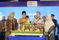 Bupati didampingi Wabup memotong tumpeng HUT ke 21 Kepahiang di malam syukuran dan ramah tamah.