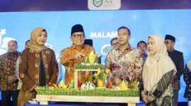 Bupati didampingi Wabup memotong tumpeng HUT ke 21 Kepahiang di malam syukuran dan ramah tamah.