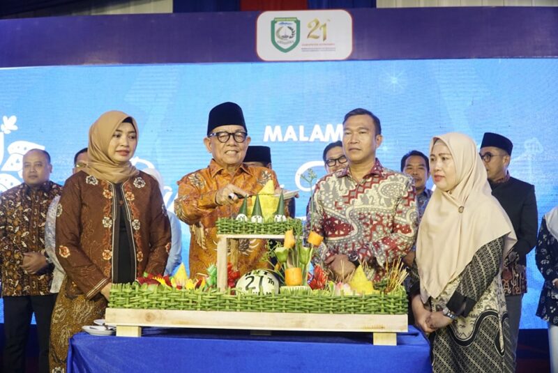 Bupati didampingi Wabup memotong tumpeng HUT ke 21 Kepahiang di malam syukuran dan ramah tamah.