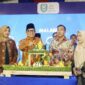 Bupati didampingi Wabup memotong tumpeng HUT ke 21 Kepahiang di malam syukuran dan ramah tamah.