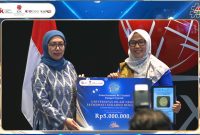 Penyerahan penghargaan pada GI BEI UIN FAS sebagai GI Syariah teraktif