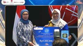 Penyerahan penghargaan pada GI BEI UIN FAS sebagai GI Syariah teraktif