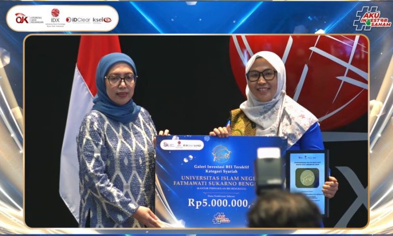 Penyerahan penghargaan pada GI BEI UIN FAS sebagai GI Syariah teraktif
