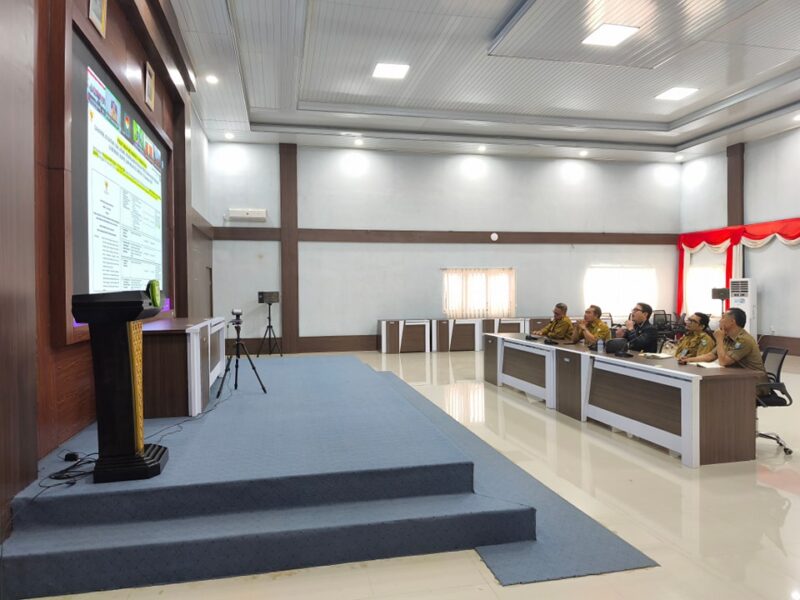 Sekda bersama ketua DPRD seksama menyimak arahan dari Mendagri terkait jadwal pelantikan kepala daerah terpilih.