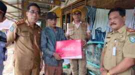 Kepala Dinsos Helmi Johan mendampingi Wabup menyerahkan bantuan tanggap bencana pada korban longsor 