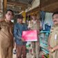 Kepala Dinsos Helmi Johan mendampingi Wabup menyerahkan bantuan tanggap bencana pada korban longsor 