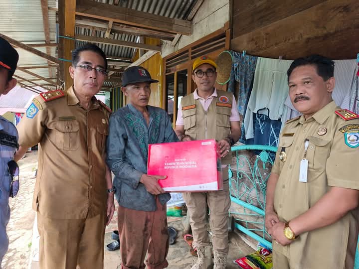 Kepala Dinsos Helmi Johan mendampingi Wabup menyerahkan bantuan tanggap bencana pada korban longsor 