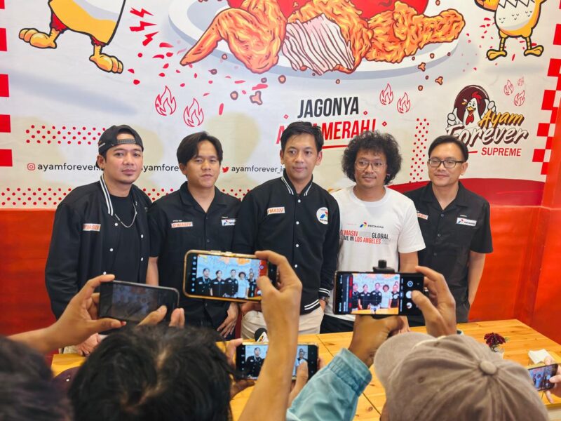 Personel D'MASIV saat memberikan keterangan pers di REP Studio, Ciledug Jaksel