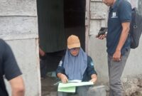 Petugas Dinas PUPR tengah mensurvei rumah calon penerima program bantuan pembuatan toilet 