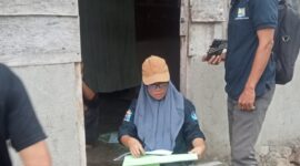 Petugas Dinas PUPR tengah mensurvei rumah calon penerima program bantuan pembuatan toilet 