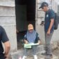 Petugas Dinas PUPR tengah mensurvei rumah calon penerima program bantuan pembuatan toilet 