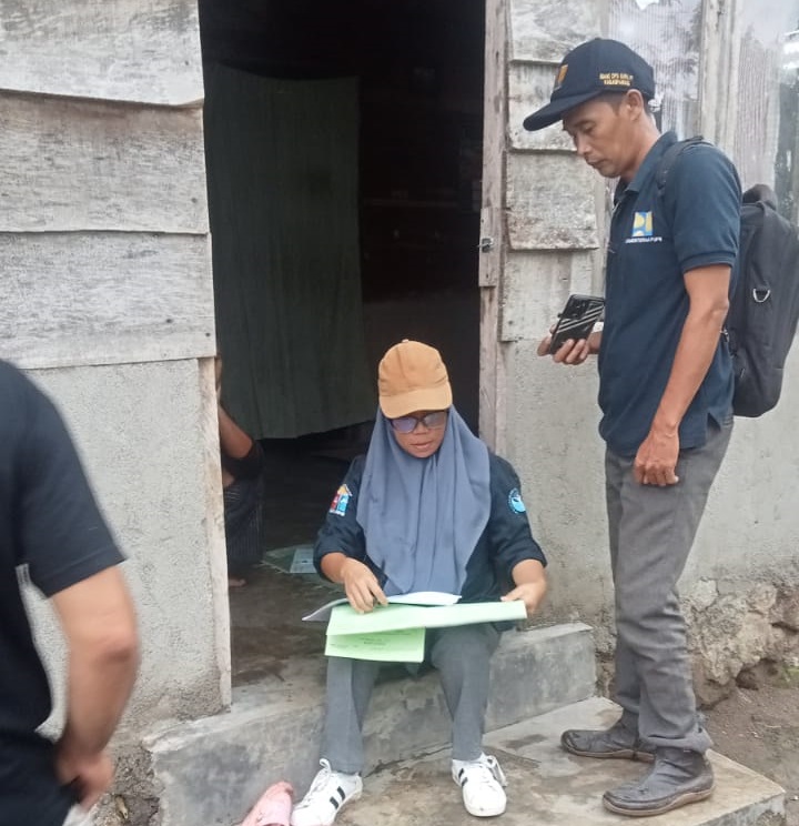 Petugas Dinas PUPR tengah mensurvei rumah calon penerima program bantuan pembuatan toilet 