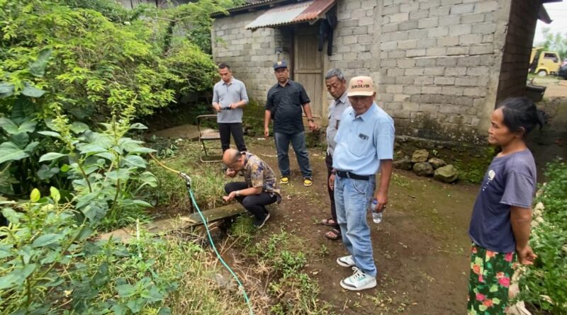 Tim Dinas PUPR saat melakukan survei sambungan PDAM di masyarakat