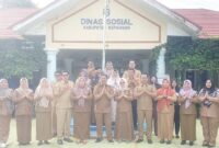 Kepala Dinsos, Helmi Johan beserta jajaran dan staf siap mendampingi dan memberikan pelayanan terbaik bagi masyarakat Kepahiang.(foto: Dinsos Kepahiang)