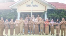 Kepala Dinsos, Helmi Johan beserta jajaran dan staf siap mendampingi dan memberikan pelayanan terbaik bagi masyarakat Kepahiang.(foto: Dinsos Kepahiang)