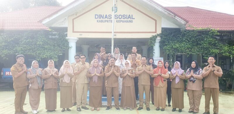 Kepala Dinsos, Helmi Johan beserta jajaran dan staf siap mendampingi dan memberikan pelayanan terbaik bagi masyarakat Kepahiang.(foto: Dinsos Kepahiang)