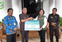 Perwakilan Kemensos RI menyerahkan bantuan Atensi secara simbolis pada bupati. (foto: Kominfo Kepahiang)