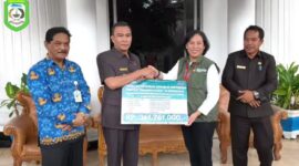 Perwakilan Kemensos RI menyerahkan bantuan Atensi secara simbolis pada bupati. (foto: Kominfo Kepahiang)