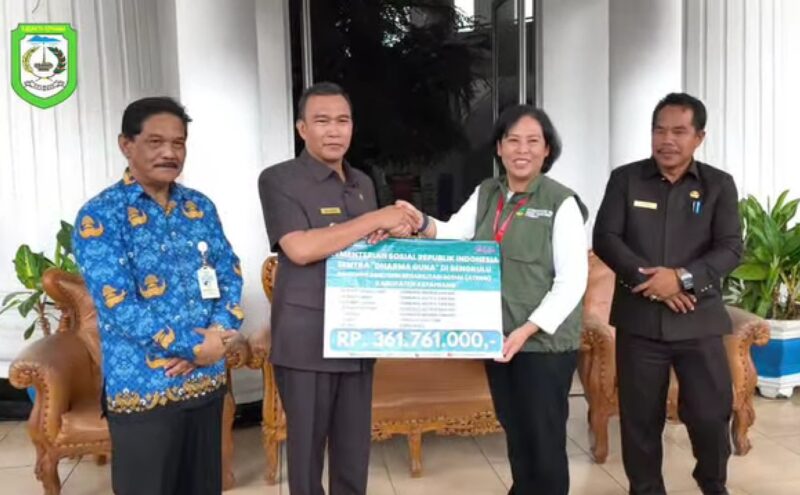 Perwakilan Kemensos RI menyerahkan bantuan Atensi secara simbolis pada bupati. (foto: Kominfo Kepahiang)