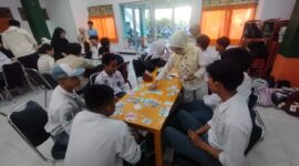Para pelajar SMKN 1 Kota Bengkulu antusias mengikuti metode asyik mengenalkan mekanisme pasar modal pada pelajar melalui game board stocklab. (foto: Merry/SMKN 1 Kota Bengkulu/wartaaspirasi)
