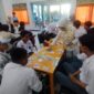 Para pelajar SMKN 1 Kota Bengkulu antusias mengikuti metode asyik mengenalkan mekanisme pasar modal pada pelajar melalui game board stocklab. (foto: Merry/SMKN 1 Kota Bengkulu/wartaaspirasi)