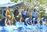 Danlanud menebar benih ikan nila sebagai dukungan progam ketahanan pangan nasional. (foto: Humas Lanud Husein Sastranegara)