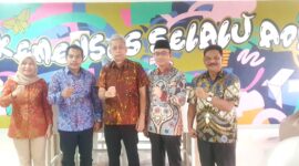 Sekda dan Kepala Dinsos berfoto bersama Wamen Sosial usai menyampaikan usulan Sekolah Rakya. (foto: ss Medsos Helmi Johan)