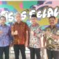 Sekda dan Kepala Dinsos berfoto bersama Wamen Sosial usai menyampaikan usulan Sekolah Rakya. (foto: ss Medsos Helmi Johan)