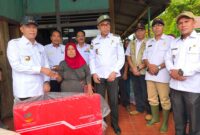 Peduli korban bencana alam, Dinsos beri bantuan pada korban. (foto: Defi Parisa/wartaspirasi)