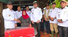 Peduli korban bencana alam, Dinsos beri bantuan pada korban. (foto: Defi Parisa/wartaspirasi)