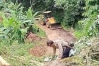 Kolaborasi berbagai pihak dalam menyingkirkan material longsor