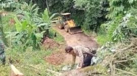 Kolaborasi berbagai pihak dalam menyingkirkan material longsor