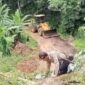Kolaborasi berbagai pihak dalam menyingkirkan material longsor