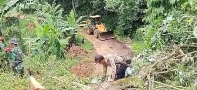 Kolaborasi berbagai pihak dalam menyingkirkan material longsor