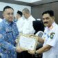 Kepala Dinsos menerima piagam penghargaan oleh Kepala Ombudsman. (foto: Agung Mandala/warta aspirasi)