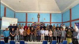 Peserta sosialiasi progam Sanitasi SPALD-S berfoto bersama