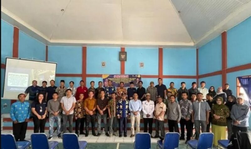 Peserta sosialiasi progam Sanitasi SPALD-S berfoto bersama