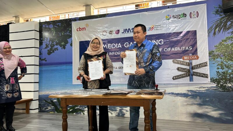 Ketua PMMI dan Sekretaris PWI Provinsi Bengkulu menunjukkan MoU yang baru saja ditandatangani. (Foto: Yuli PWI)