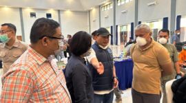 Kepala BNN RI, Marthinus Hukom meninjau BB Narkoba. (foto: BNN RI)