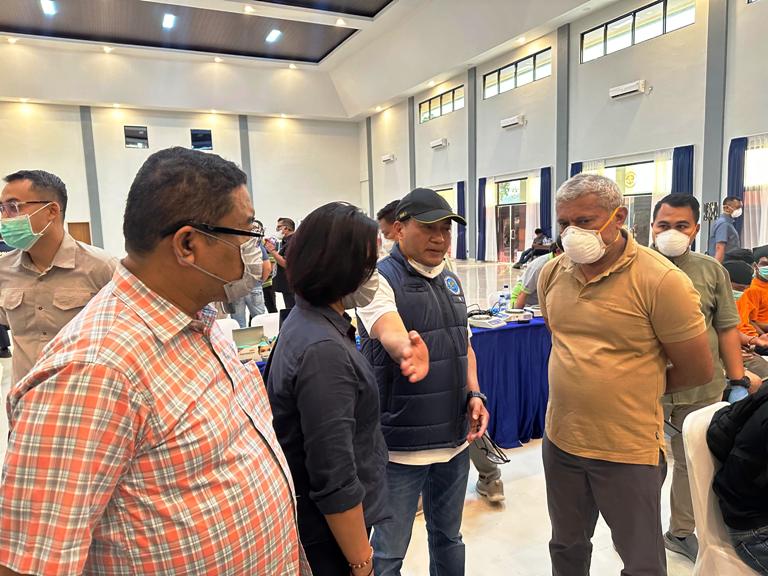 Kepala BNN RI, Marthinus Hukom meninjau BB Narkoba. (foto: BNN RI)