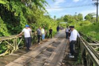 Bupati, Wabup, Sekda dan Kadis PUPR saat meninjau kondisi jembatan di Desa Taba Padang. (foto: Agung Mandala Putra)
