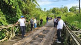 Bupati, Wabup, Sekda dan Kadis PUPR saat meninjau kondisi jembatan di Desa Taba Padang. (foto: Agung Mandala Putra)