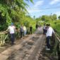 Bupati, Wabup, Sekda dan Kadis PUPR saat meninjau kondisi jembatan di Desa Taba Padang. (foto: Agung Mandala Putra)