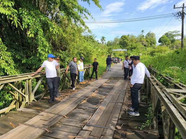 Bupati, Wabup, Sekda dan Kadis PUPR saat meninjau kondisi jembatan di Desa Taba Padang. (foto: Agung Mandala Putra)