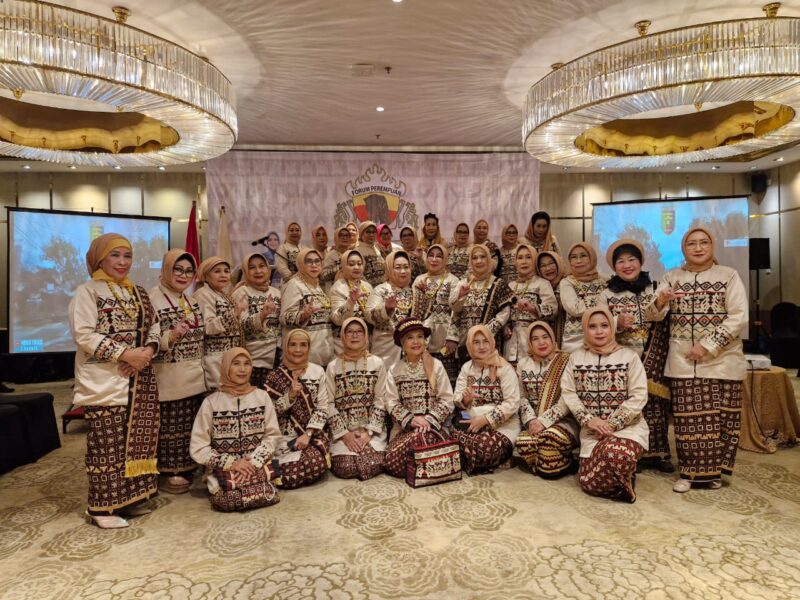 Para pengurus Foperlam berfoto bersama 