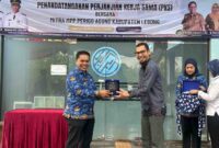 Penyerahan cinderamata Pemkab Lebong pada mitra MPP