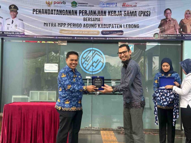 Penyerahan cinderamata Pemkab Lebong pada mitra MPP 