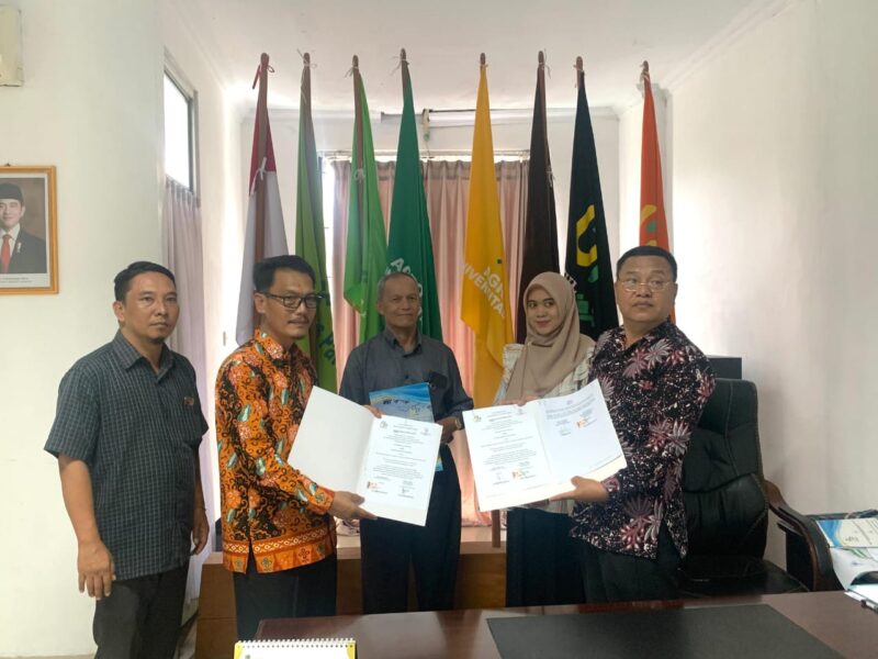 Rektor UPP dan Manajer Personalia PT Indoarabica menunjukkan MoU yang baru saja ditandatangani. (foto: Sri Wahyuni)
